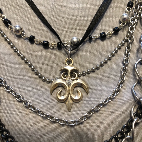 Vera Wang Fleur De Lis Necklace EUC - Picture 2 of 4